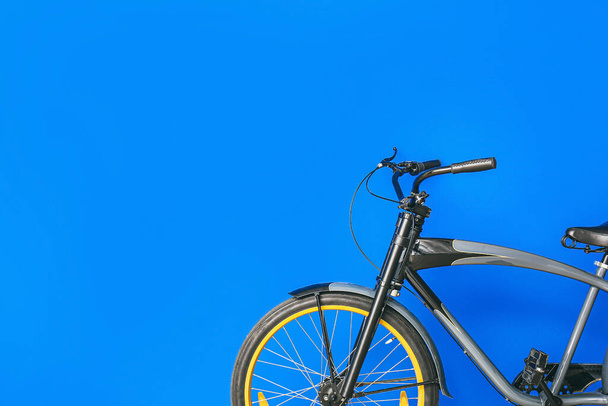 Современный велосипед против цветной стены - Фото, изображение