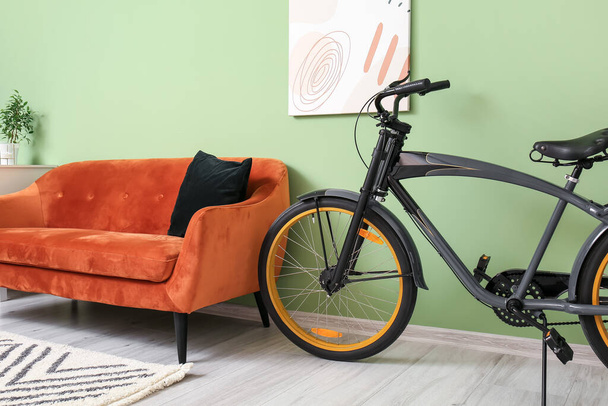 Interior de la habitación moderna con bicicleta y sofá - Foto, Imagen