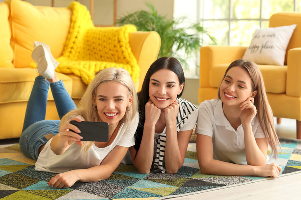 Jovens mulheres bonitas tirando selfie em casa - Foto, Imagem