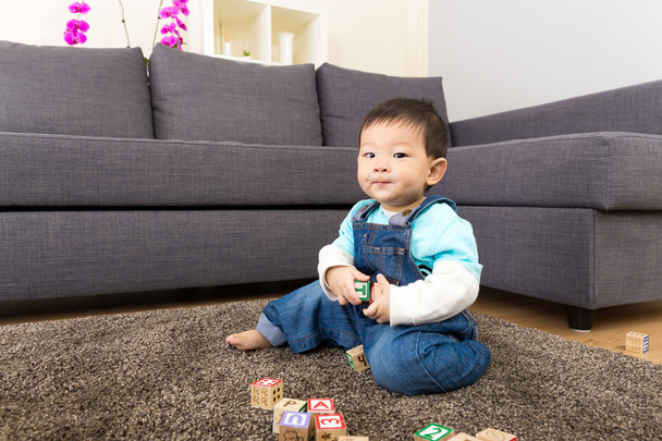 Asiático menino jogar brinquedo bloco
 - Foto, Imagem
