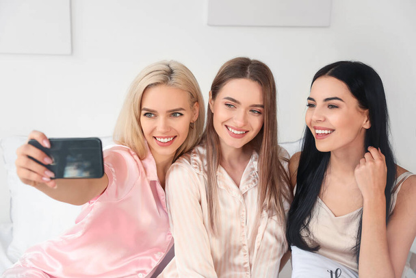 Belles jeunes femmes prenant selfie à la soirée pyjama - Photo, image