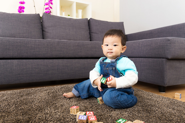 Aasian vauva poika pelata puinen lelu lohko
 - Valokuva, kuva