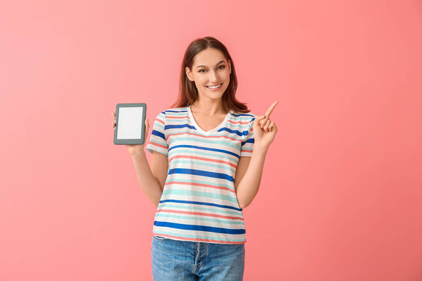 Young woman with e-reader on color background - Foto, Imagem