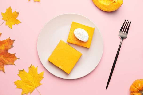Plate with pieces of tasty pumpkin pie on color background - Foto, afbeelding