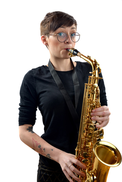 Молода жінка грає на саксофоні
 - Фото, зображення