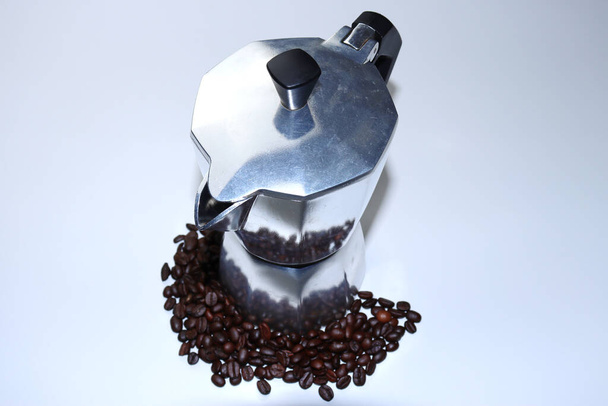 Moka κατσαρόλα με κόκκους καφέ σε λευκό φόντο. Καφετιέρα Moka - Φωτογραφία, εικόνα