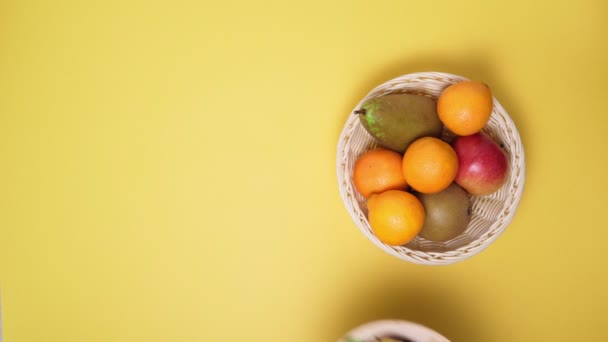 sušené ovoce a ovoce na žlutém pozadí horní pohled. zdravé svačiny - Záběry, video