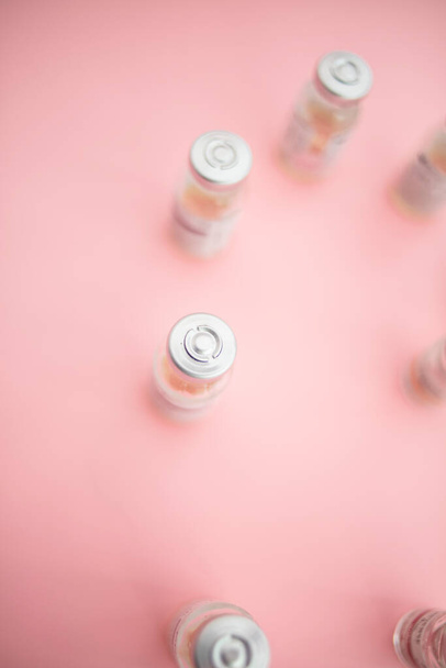Vacina contra o coronavírus sobre fundo rosa - Foto, Imagem