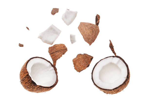 Rijpe gesneden kokosnoot op witte achtergrond - Foto, afbeelding