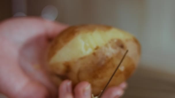 Καθαρισμός πατατών για σαλάτα ελιάς, ρωσική σαλάτα - Πλάνα, βίντεο