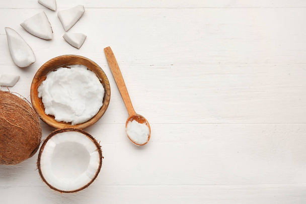 Komposition mit Kokosöl auf weißem Holzgrund - Foto, Bild