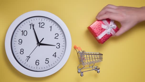 Czas kupić prezenty. pudełka na żółtym tle. koncepcja zakupów. pionowe wideo - Materiał filmowy, wideo