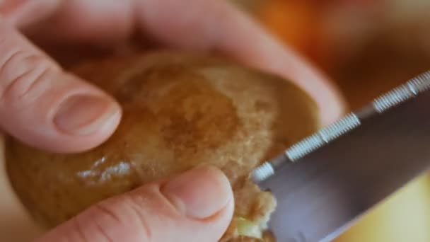 Peeling carota per insalata di olive, insalata russa - Filmati, video