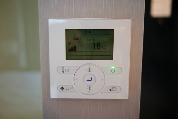Biały kolorowy cyfrowy regulator temperatury klimatyzacji na ścianie - Zdjęcie, obraz