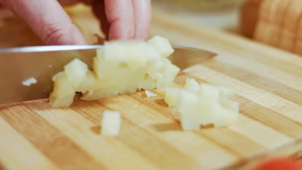 オリーブサラダ、ロシアのサラダのためのジャガイモの切断 - 映像、動画