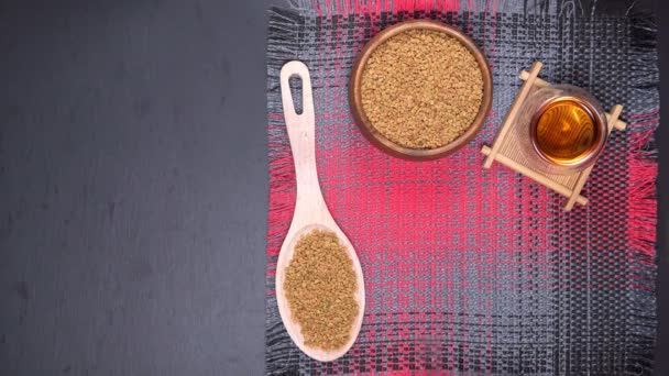 Léčivý nápoj, semena, léčivé rostliny pískavice na dřevěném lehkém stolku detailní. shambala zrna pro použití v alternativní medicíně - Záběry, video