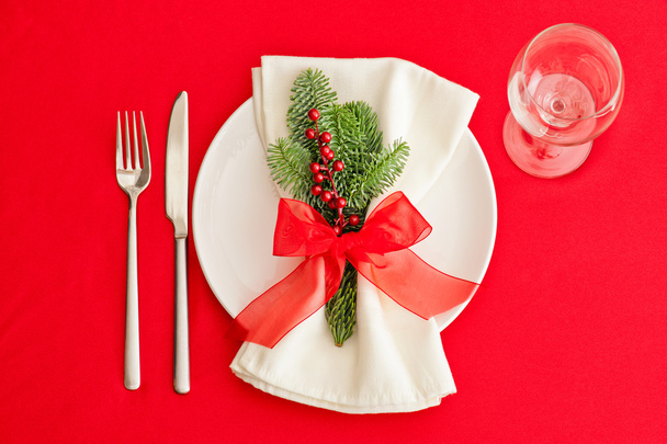Joulupäivällinen pöytä, paikka punaisella
 - Valokuva, kuva