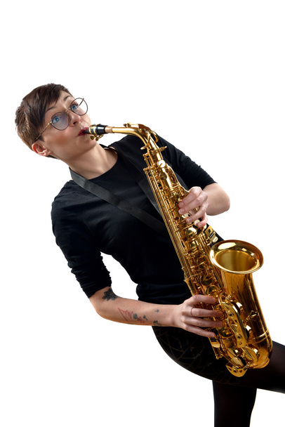 mujer joven tocando el saxofón
 - Foto, imagen