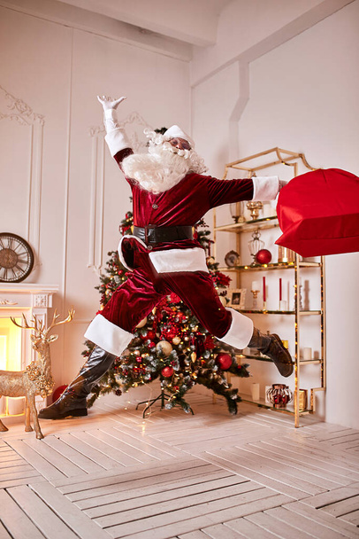 Santa Claus s velkým červeným sáčkem dárků spěchat přinést dárek pro děti. Nový rok a Veselé Vánoce, Veselé svátky koncept - Fotografie, Obrázek