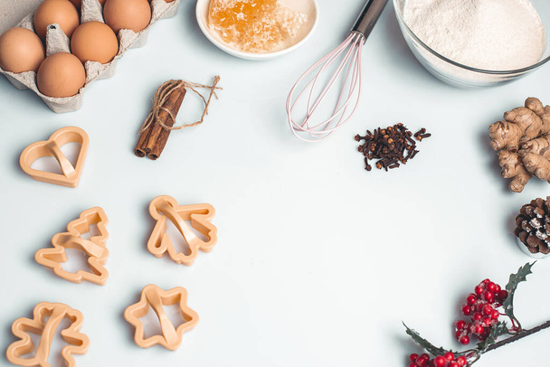 Shortcrust ζαχαροπλαστικής για gingerbread.Christmas φόντο για το ψήσιμο, πάνω προς τα κάτω προβολή, αντιγραφή χώρου. Χριστούγεννα και Πρωτοχρονιά, οικογενειακές εορταστικές παραδόσεις. κανέλα, μπαχαρικά, αλεύρι σε λευκό τραπέζι. μελόψωμο - Φωτογραφία, εικόνα