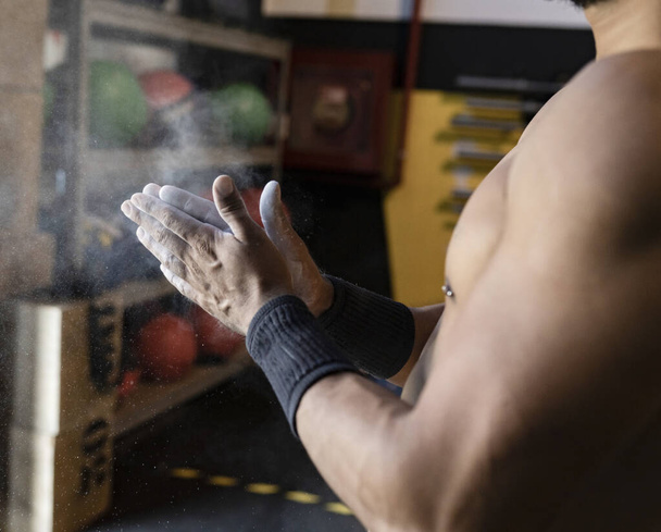 athlète homme mains avec du magnésium - Photo, image