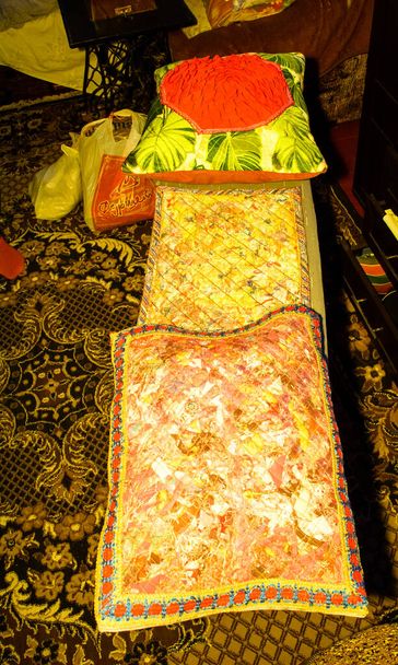 Χειροποίητο μοτίβο ράψιμο μαλακά μαξιλάρια και ποικιλίες ερπετών - Φωτογραφία, εικόνα