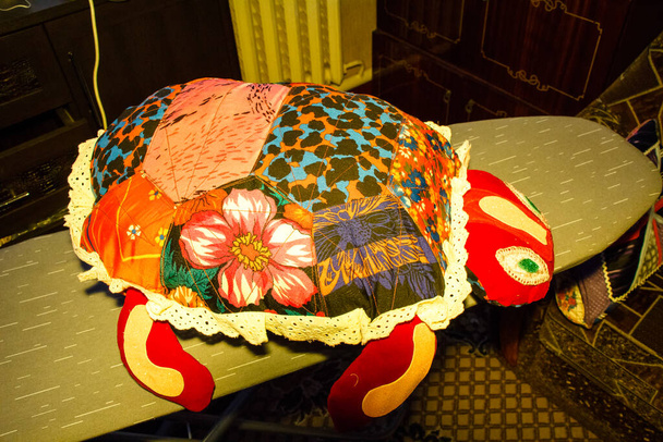 Ручной швейный узор, шьющий мягкие подушки и разновидности рептилий - Фото, изображение