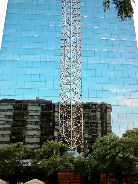 Das Gebäude spiegelt sich in der Spiegelwand eines anderen Gebäudes in Barcelona - Foto, Bild