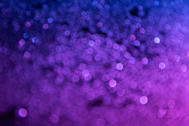 Abstraktes Bokeh-Effekt Hintergrund von transparenten Wassertropfen mit Gradienten-LED-Licht gefärbt. - Foto, Bild