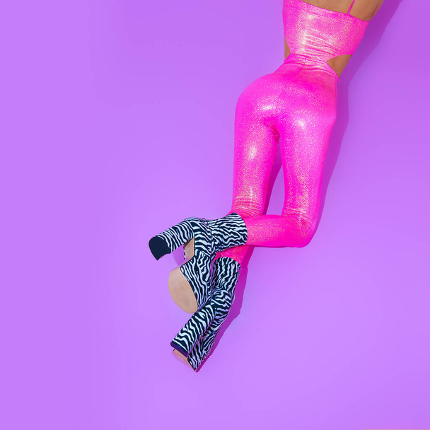 Девушка в розовом блестящем комбинезоне и зебровых сапогах. Клубная дискотека в стиле 90-х. Минимальная концепция - Фото, изображение