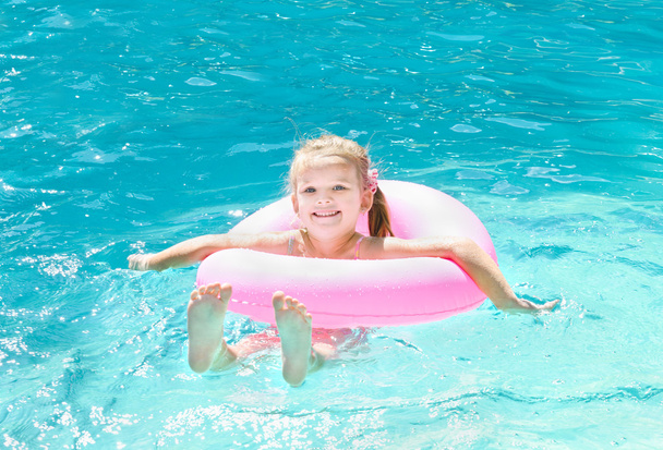 Smiling little girl in swimming pool  - Foto, Imagen