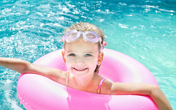 Cute little girl in swimming pool  - Фото, зображення