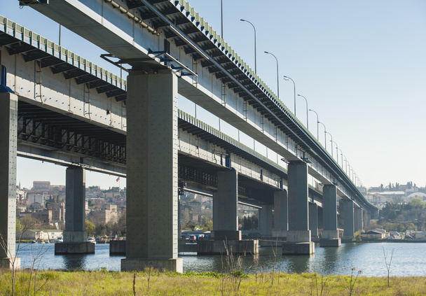 μεγάλο αυτοκινητόδρομο γέφυρα πάνω από ένα ποτάμι - Φωτογραφία, εικόνα