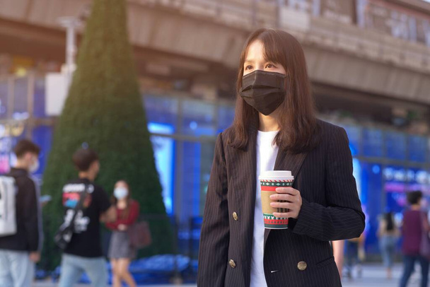 asiatico ufficio donne e caffè tazza con faccia maschera - Foto, immagini