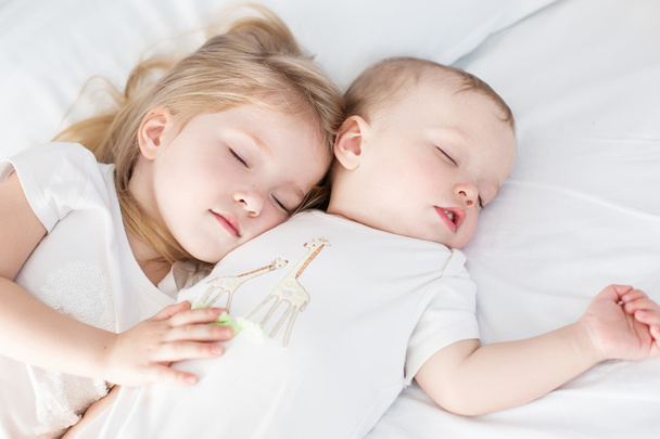 encantador hermanito y hermana dormidos
  - Foto, Imagen