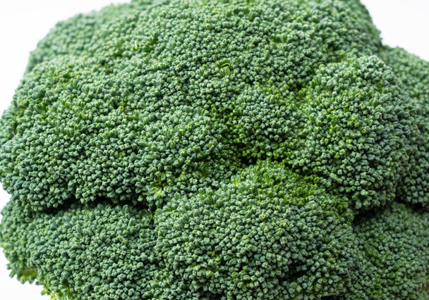 Close-up van broccoli geplaatst op een witte achtergrond - Foto, afbeelding