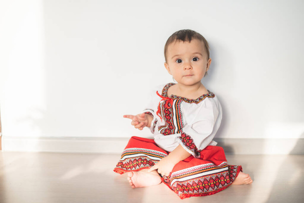 Retrato de bebé linda niña con un traje tradicional rumano - Foto, Imagen