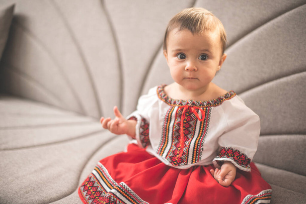 Aranyos csecsemő kislány portréja hagyományos román jelmezt visel - Fotó, kép