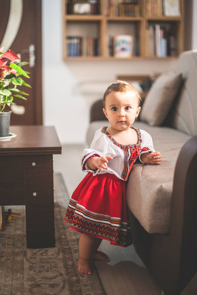 Ritratto di bambina carina che indossa un costume tradizionale rumeno - Foto, immagini