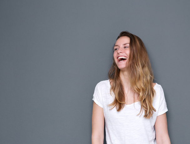 Женщина смеется от радости
 - Фото, изображение