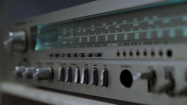 Sluiten van een vintage versterker. Zoek op een vintage radio. Station scan op een retro radio. - Video