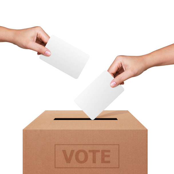 Le mani delle donne mettono le schede elettorali nelle urne. Concetto di voto - Foto, immagini