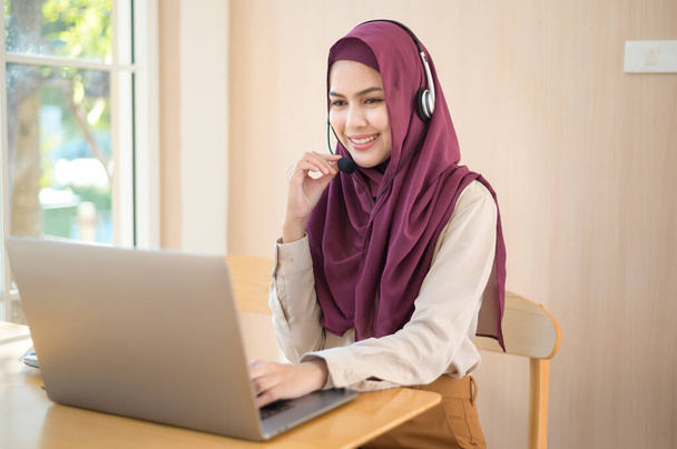 Muslimi operaattori nainen kuulokkeet tietokoneella vastaamalla asiakaspuhelun toimistossa, Asiakaspalvelun käsite - Valokuva, kuva