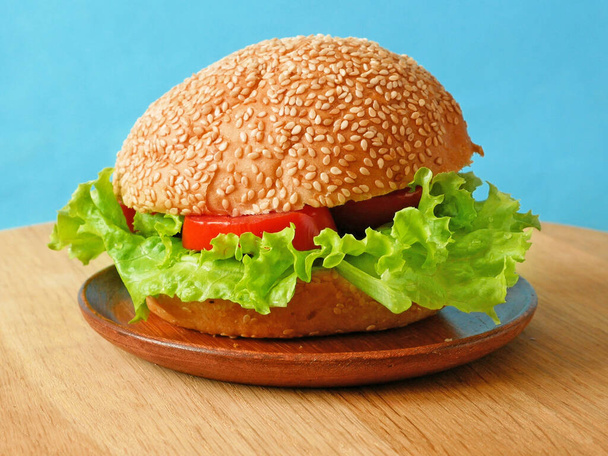 Свіжий веганський бургер з салатом і помідорами. Концепція здорової та вегетаріанської їжі. крупним планом
 - Фото, зображення