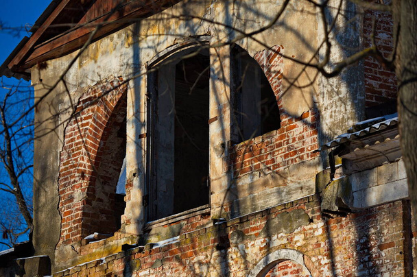 Ruinen des Gutshauses im Gutshof Ljachowo, Gebiet Moskau, Russland. - Foto, Bild
