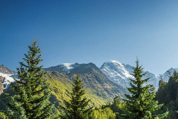 Vue ensoleillée sur les montagnes près de la montagne Elbrus, Caucase du Nord, Kabardino-Balkarie, Russie. - Photo, image