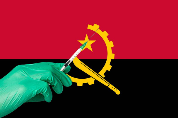 εμβολιασμός κατά της κορώνας μπροστά από σημαία Αγκόλα - Φωτογραφία, εικόνα