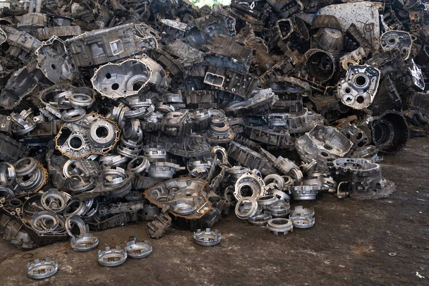 Aluminiummotoren, Getriebe- und Getriebeteile für das Recycling. Motorschrott für das Recycling. - Foto, Bild