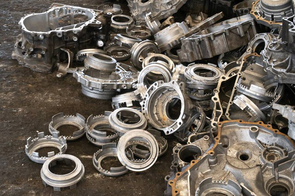 Silniki aluminiowe, skrzynia biegów i części przekładni do recyklingu. Części do silników złomowych przeznaczonych do recyklingu. - Zdjęcie, obraz