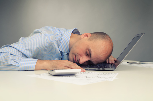 Empresário dormindo em um laptop
 - Foto, Imagem